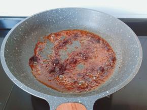 火锅底料凉油下锅小火炒香。