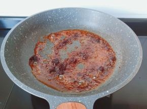 火锅底料凉油下锅小火炒香。