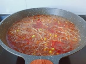 大火将黄豆芽煮熟。