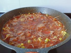 待牛肉片熟透加点盐与味精。