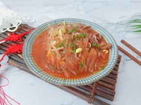 麻辣过瘾的牛肉粉丝，连厨房都飘着香气。