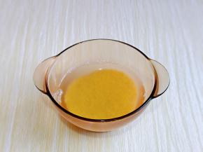 首先将小米淘干净，冷水泡30分钟，