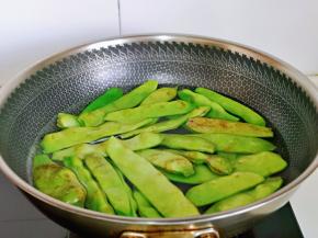 东北油豆角，去根去尖焯水：冷水下锅大火烧开捞出备用。