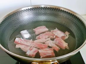 肋排焯水：冷水下锅，大火烧开煮2分钟，捞出冷水冲洗干净，淋干水分备用。