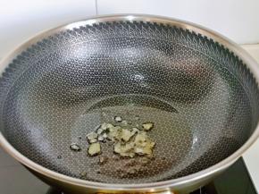 起油锅，加入冰糖小火融化至褐色。