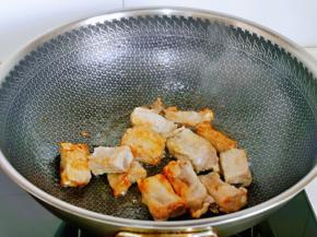 加入肋排炒糖色。