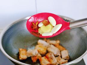 再加入准备好的香料翻炒。