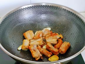 加入料酒去腥。