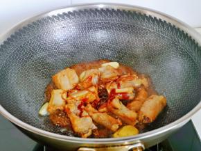 再加入生抽，蚝油翻炒1分钟，