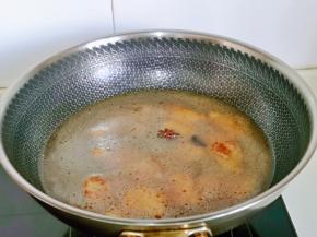 加入纯净水，水量没过肋排为佳，盖上盖子大火烧开后转小火慢炖30分钟。