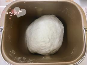 先液体后固体的顺序放入面包机揉面10分钟，再加入黄油，揉面20分钟即可。