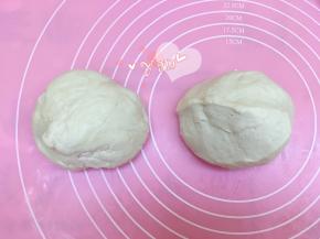 将发酵完的面团取出排气，分成两份。