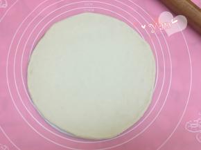 取其中一份面团擀薄，切成模具大小的饼皮。