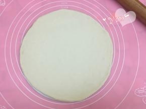 取其中一份面团擀薄，切成模具大小的饼皮。