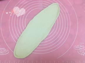 醒发期间做香肠卷边，把切剩的饼皮擀成长方形。