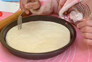 模具刷油，将饼皮放入模具中，用叉子在面团上叉一些小孔，防止面团烘烤时鼓包，盖上保鲜膜醒发15-20分钟。