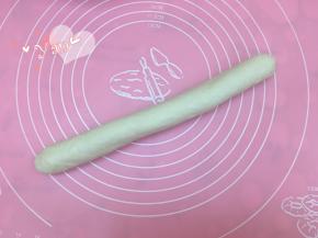 卷起来，捏紧收口。