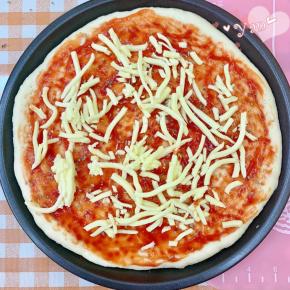 另一个面团没做香肠边，涂一层番茄酱，撒一些披萨草，放一些马苏里拉芝士。