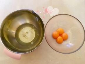 四个鸡蛋分离蛋黄蛋清至无油无水的盆里。