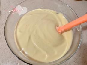 蛋白分三次加到蛋黄糊里，翻拌均匀。