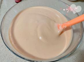 滴入适量红丝绒液，颜色深、浅自己调，翻拌均匀。