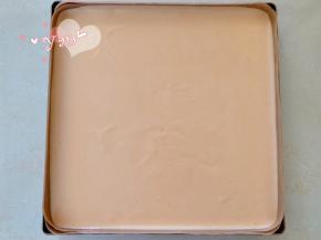 将蛋糕面糊倒入烤盘里。