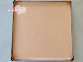 将蛋糕面糊倒入烤盘里。