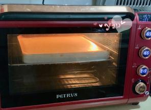 放入预热好的烤箱，上下火165度，中层，烤25分钟。