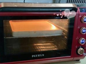 放入预热好的烤箱，上下火165度，中层，烤25分钟。