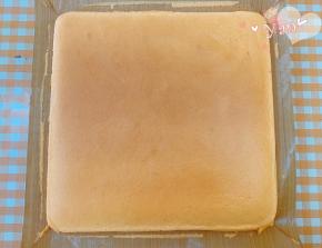 出炉立即提着油布移到晾网上。