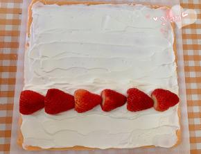 淡奶油+细砂糖打至9分发，草莓切掉一点头。先抹上奶油，再放草莓。