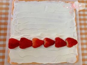 淡奶油+细砂糖打至9分发，草莓切掉一点头。先抹上奶油，再放草莓。