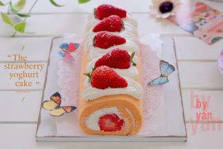 用裱花嘴挤上花纹装饰，最后铺上草莓，筛上一点糖霜即可。