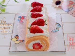 用裱花嘴挤上花纹装饰，最后铺上草莓，筛上一点糖霜即可。