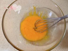 蛋黄+玉米油搅匀。
