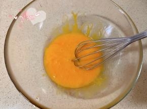 蛋黄+玉米油搅匀。
