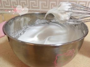 蛋清+糖打发至提起打蛋头有长弯钩即可。