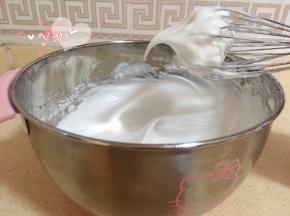 蛋清+糖打发至提起打蛋头有长弯钩即可。