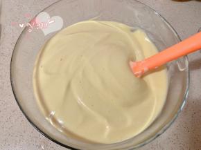 蛋白分三次加到蛋黄糊里，翻拌均匀。