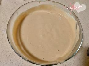 将放凉的可可溶液倒入蛋糕糊里，翻拌均匀。