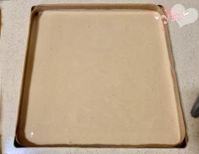 将蛋糕面糊倒入烤盘里。