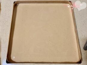 将蛋糕面糊倒入烤盘里。