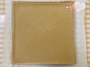 放入预热好的烤箱，上下火，中层，165度烤25分钟。出炉立即提着油布移到晾网上。晾凉翻面，揭去油布，毛巾面出来。