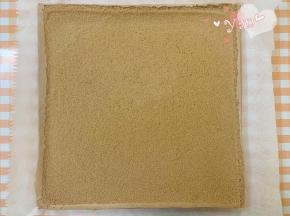 放入预热好的烤箱，上下火，中层，165度烤25分钟。出炉立即提着油布移到晾网上。晾凉翻面，揭去油布，毛巾面出来。