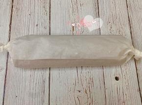 淡奶油+细砂糖打至9分发，抹在蛋糕上。用擀面杖卷住油纸，顺势往上推，卷起来，两边跟拧糖一样拧起来。