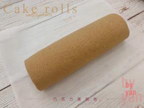 定型好的巧克力蛋糕卷。