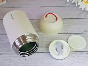 利用这时间清洗焖烧杯，这款焖烧杯采用316食品不锈钢材质，耐腐蚀，不生锈，一个三折叠304不锈钢的勺子，外层的盖子可以当碗用，保温2小时，用餐一步到位。