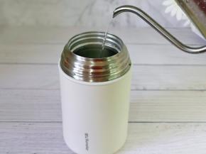 首先倒入1000毫升沸水预热1分钟左右，预热好后将水倒掉。