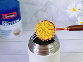 把泡好的米放入闷烧杯中。