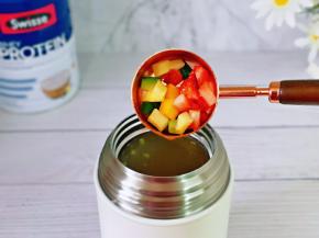 再加入切好的水果，盖上盖子焖2分钟就可以直接食用啦！